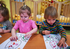 Marianka i Leoś wyklejają obrazek tulipana z plasteliny.