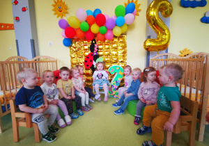 Ala z dziećmi pozuje do urodzinowego zdjęcia.