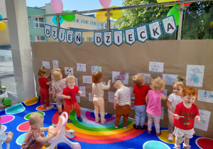 Dzieci wspólnie kolorują obrazki.