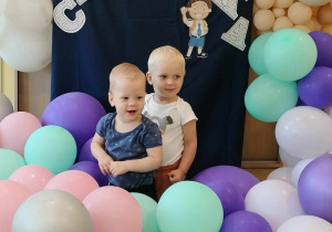 Jaś i Hubert pozują wspólnie do zdjęć z balonami z okazji Dnia Chłopaka.