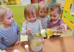 Dzieci biorą udział w doświadczeniu chemicznym "Śnieżna burza".