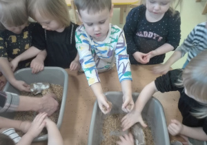 Dzieci wspólnie robią pokarm dla ptaków.