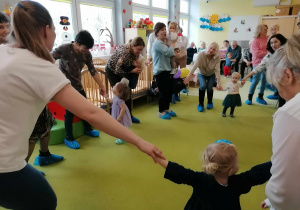 Wspólna zabawa z dziadkami "baloniku nasz malutki".