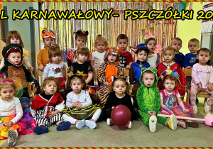 Zdjęcie grupowe. Dzieci są przebrane za postacie z bajek.