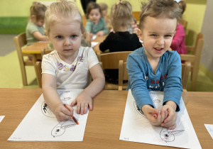 Marcelina i Antek kolorują bociana.