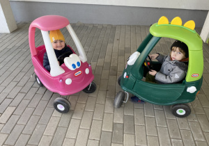 Julek i Janek jeżdżą samochodami.