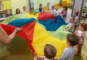 Dzieci trzymają chustę animacyjną - zabawa.