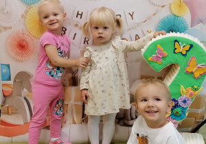 Ania, Kornelia i Olek pozują wspólnie do urodzinowego zdjęcia.