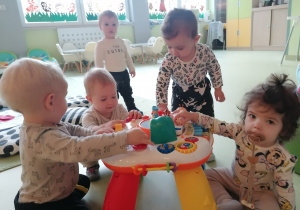 Zabawa dzieci przy stoliku edukacyjnym.