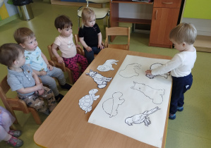 Ignacy dopasowuje kształty zwierząt do konturów.