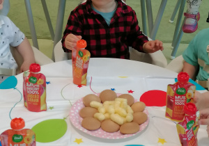 Ignacy siedzi przy stoliku i świętuje swoje drugie urodziny.