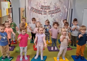 Dzieci tańczą układ taneczny do piosenki dla Mamy i Taty.