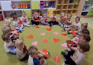 Dzieci machają serduszkami w rytmie piosenki dla mamy.