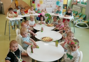 Dzieci przy poczęstunku świętują urodziny Hani.
