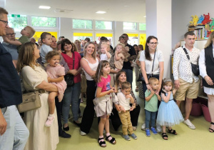 Rodzice wraz z dziećmi odbierają dyplomy i nagrody z okazji ukończenia żłobka.