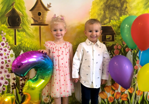 Kornelia i Olek pozują do wspólnego zdjęcia urodzinowego.