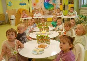 Dzieci z grupy Żabki świętują urodziny Emilki.