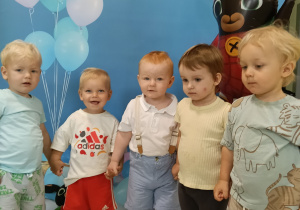 Dzieci z grupy Żabki razem z Antkiem pozują do zdjęcia.