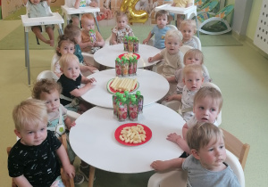 Dzieci siedzą przy stolikach i świętują urodziny Marcelinki.
