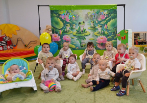 Antoś z dziećmi pozuje do pamiątkowego zdjęcia urodzinowego.