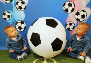 Kuba i Mikołaj pozują do zdjęcia z okazji Dnia Chłopca.