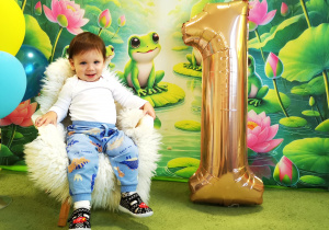 Tadej pozuje do urodzinowego zdjęcia.