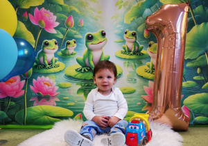 Tadej pozuje do urodzinowego zdjęcia.