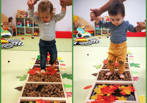 Klara i Szymon spacerują po jesiennej ścieżce sensorycznej.