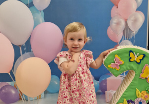 Julia pozuje do zdjęcia z cyfrą 2.