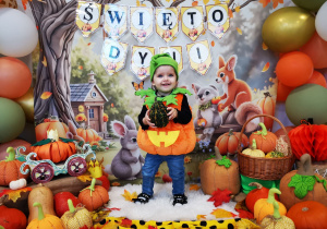 Rozalia pozuje do pamiątkowego zdjęcia z okazji Święta Dyni.