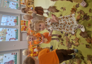 Dzieci tańczą do utworów o tematyce jesiennej.