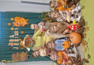 Dzieci pozują do zdjęcia z Panią Jesień.