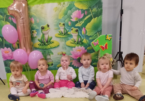 Zuzia wraz z dziećmi z grupy Żabki pozuje do zdjęcia .