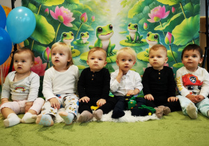 Leoś z dziećmi pozuje do wspólnego urodzinowego zdjęcia.