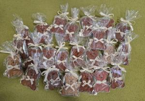 Upominki dla dzieci przygotowane przez opiekunki.