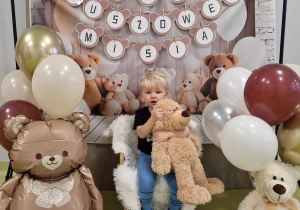 Nikodem pozuje do zdjęcia z pluszowym misiem.