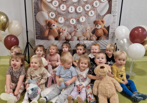 Dzieci pozują do zdjęcia z okazji Dnia Pluszowego Misia.