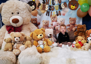 Kuba pozuje do pamiątkowego zdjęcia z pluszowymi misiami.