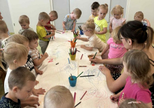 Dzieci rysują kolorowe obrazki.