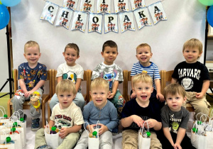 Chłopcy pozują do pamiątkowego zdjęcia z okazji Dnia Chłopca.