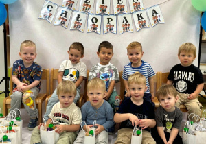 Chłopcy pozują do pamiątkowego zdjęcia z okazji Dnia Chłopca.