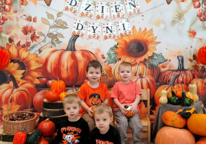 Dzieci pozują do pamiątkowego zdjęcia z okazji Dnia Dyni.