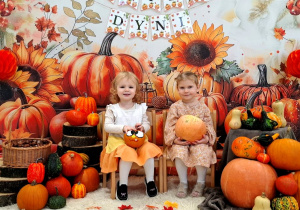 Jagna i Zosia pozują do pamiątkowego zdjęcia z okazji Dnia Dyni.