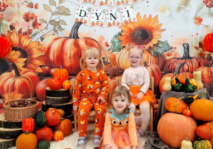 Dziewczynki pozują do pamiątkowego zdjęcia z okazji Dnia Dyni.