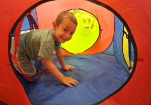 Filip bawi się w kolorowym tunelu.