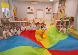 Dzieci bawią się chustą animacyjną.