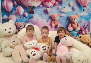 Ola, Adaś i Ala pozują do pamiątkowego zdjęcia z okazji Dnia Pluszowego Misia.