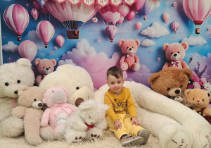 Piotr pozuje do pamiątkowego zdjęcia z okazji Dnia Pluszowego Misia.