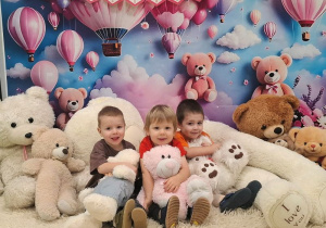 Franek Antek i Staś pozują do pamiątkowego zdjęcia z okazji Dnia Pluszowego Misia.