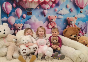 Jagna Zosia i Róża pozują do pamiątkowego zdjęcia z okazji Dnia Pluszowego Misia.